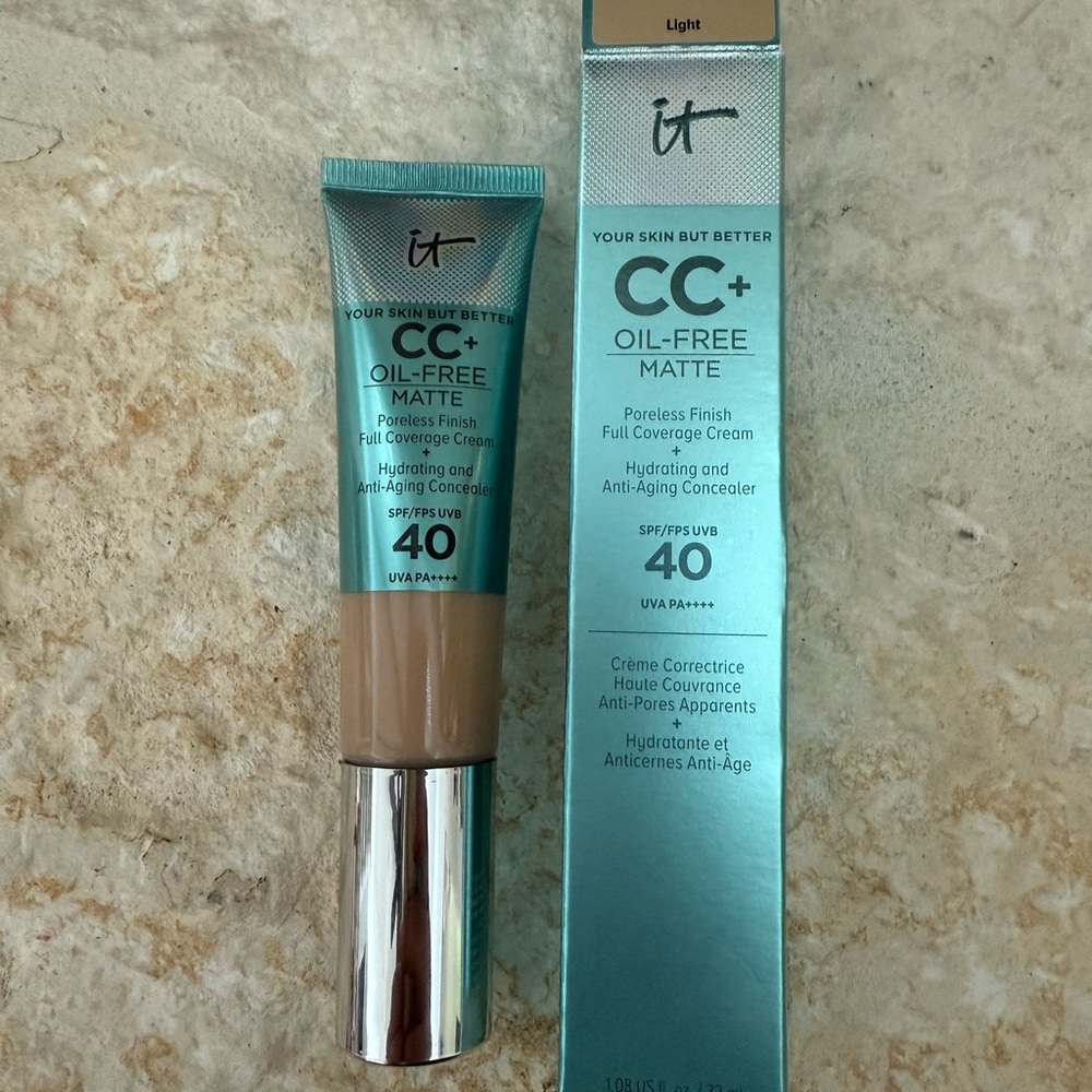 IT Cosmetics CC+ Oil-Free Matte Foundation with SPF 40- Shade: LIGHT